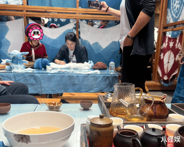 郭晶晶一家8口出游，朱玲玲搂郭妈合影，一旁罗康瑞笑得一脸慈祥