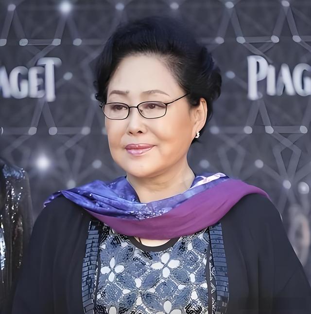 74岁斯琴高娃近况：瑞士老公已去世，她垂垂老矣，如今回国内生活