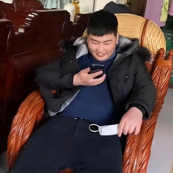 大衣哥心中最大的痛:被村民欺负不算啥,200斤的女儿形同废人