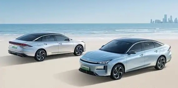 银河L6EM-i深度解析：7.98万起，2L级油耗，10万级家轿新标杆？