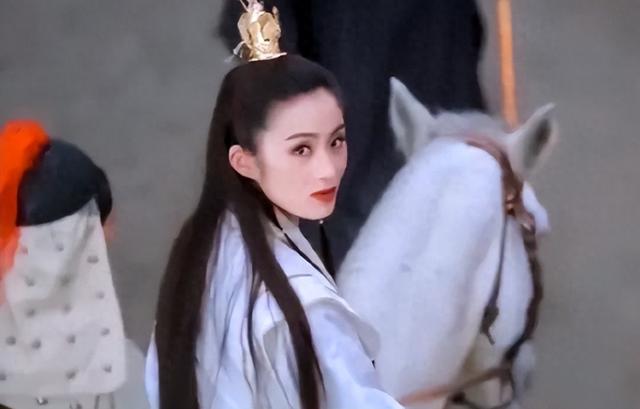 她18岁出道,31岁退圈,56岁未婚未育,却活成无数人羡慕的样子