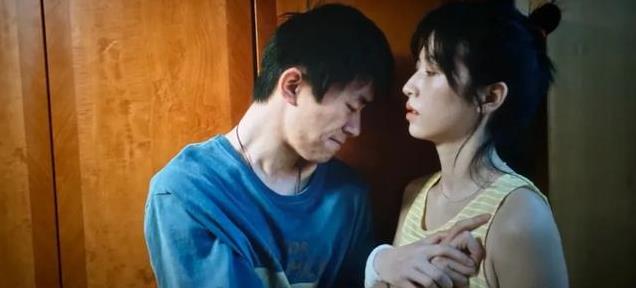 《小小的我》好评如潮，易烊千玺获赞！但仍抵不住周雨彤“下头”