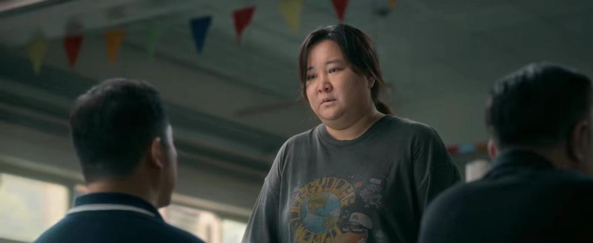 终于看到贾玲的真实模样,脸上太瘦挂不住肉,满脸褶子还显老