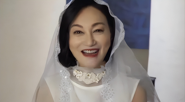 乞讨10年,四度封后,苦等初恋48年,一生未婚,64岁的她依旧美艳