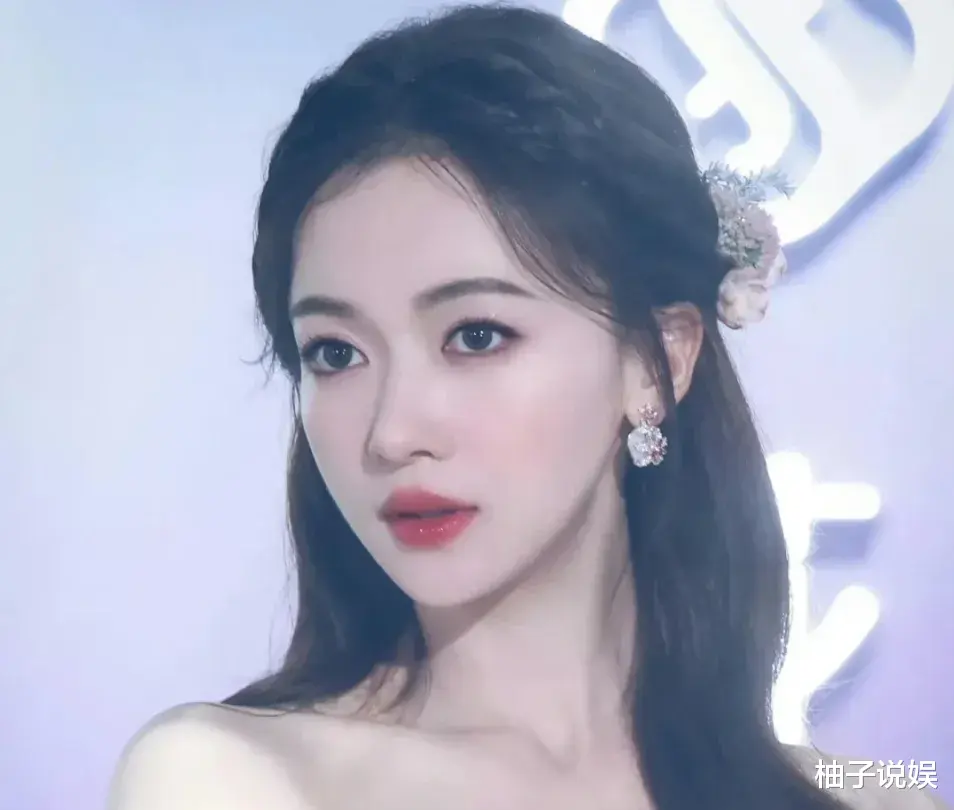 34岁吴谨言近照曝光，网友震惊：结个婚怎么成这样了？