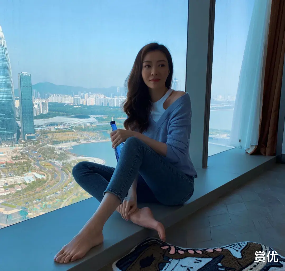 熊黛林气质出众 大长腿美足