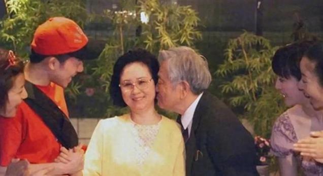 同为后妈，琼瑶爱了半生最终被平家辜负，高丽虹却被洪家宠成女王