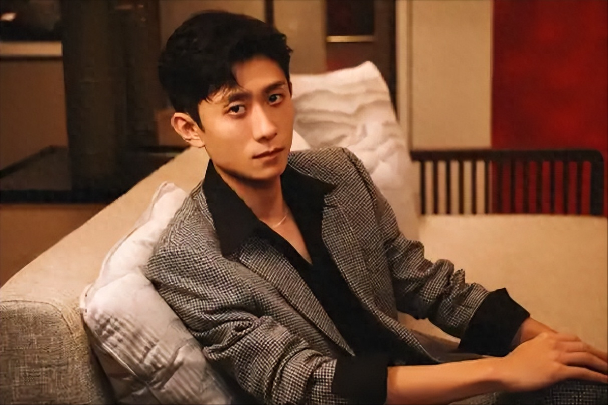 关晓彤张一山官宣婚礼了,好久没出现的张一山,到底犯什么事了