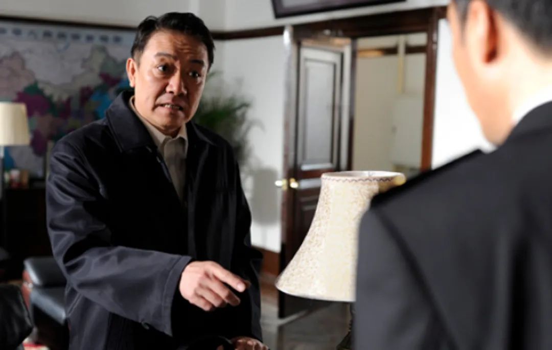 《人间春色》首播2集被央视下架！李幼斌主演反腐剧积压7年，导演透露停播真相