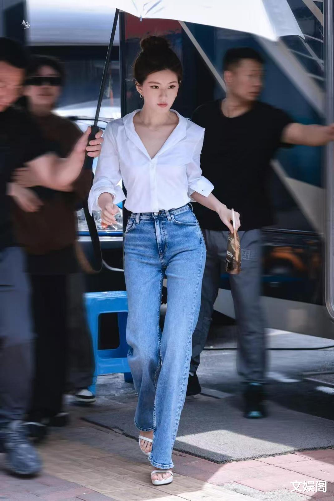 赵露思最新造型曝光!穿深V露背礼裙大露“蝴蝶背”,简直美翻了