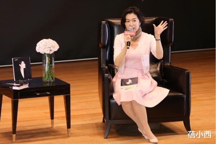 林青霞新剪了短发年轻20岁,一身粉色穿搭亮相,美得像换了个人