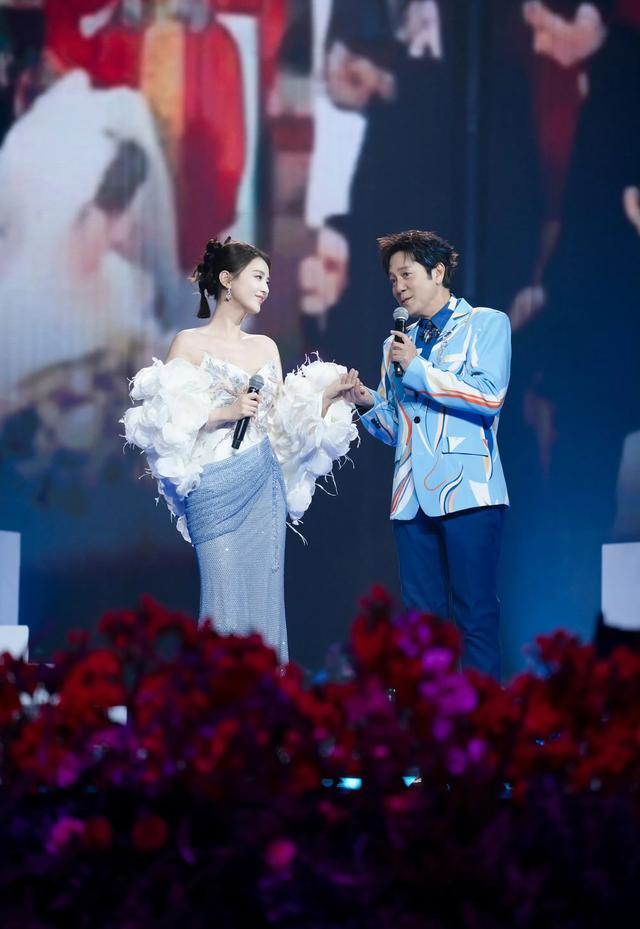 黄圣依春晚舞台淡蓝色薄纱裙超美!