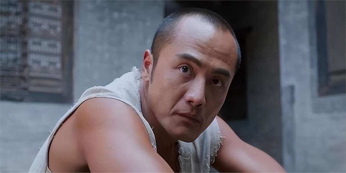 张嘉译每次拍戏都带上表弟,出道20年,表弟火了,张嘉译很欣慰