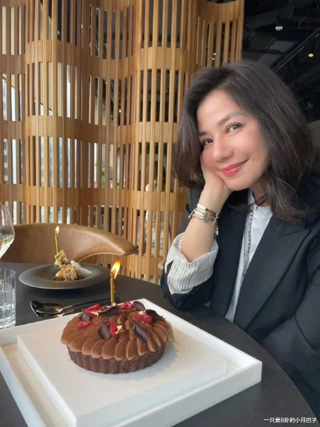 64岁钟楚红与郑秀文甘比聚会,除了她,娱乐圈谁还敢说自然老去?