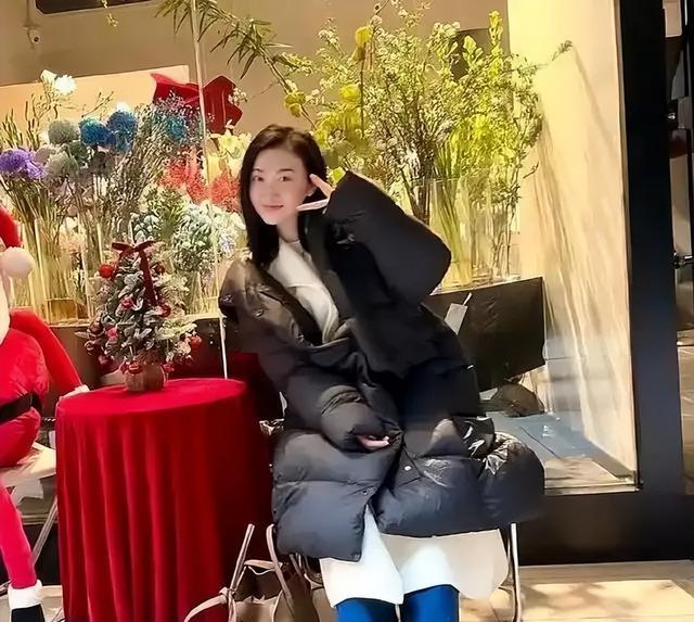 36岁景甜增肥后判若两人！白大衣下满脸胶原美到难认