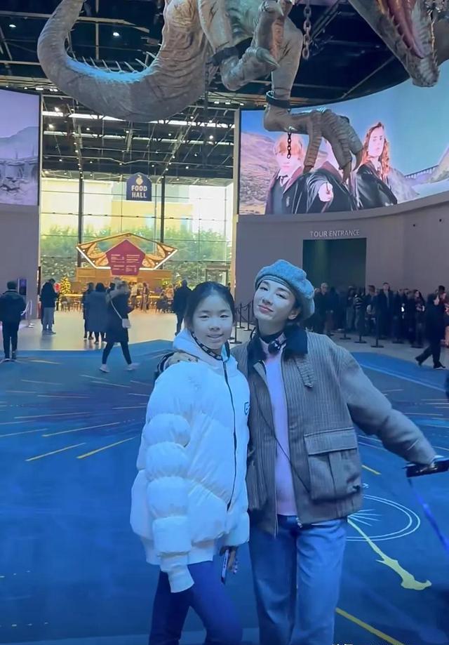 黄奕现身英国陪女儿，一见面黄芊玲鼻子就酸了！妈妈又搂又亲安慰