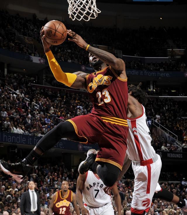 詹姆斯浑身都是肌肉，为何却几乎看不到胸肌和腹肌呢？