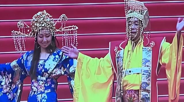 大泄春光不说，还有人摔出“吸奶器”，国内女明星丢脸丢到国外了