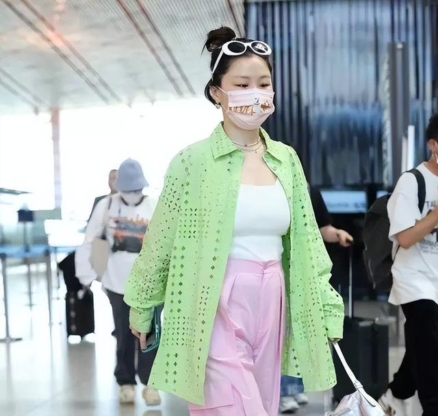 金靖怀孕后独自亮相机场，素颜打扮显孕相，大摇大摆丝毫不矫情！