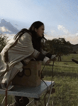 怪不得电视里只有上半身,镜头下移后,真相终究浮出水面!