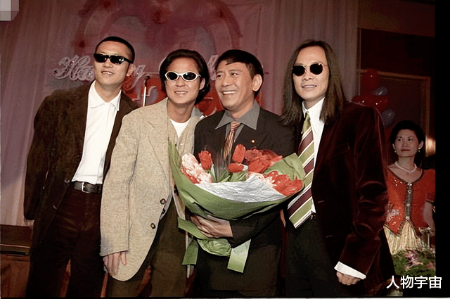 他是草蜢成员,与18年女友分手,每日游泳跑步,打算独自过后半生