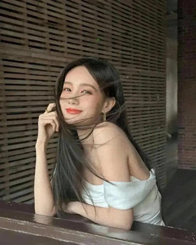 李一桐:以美貌与才华征服演艺圈的甜美女神!