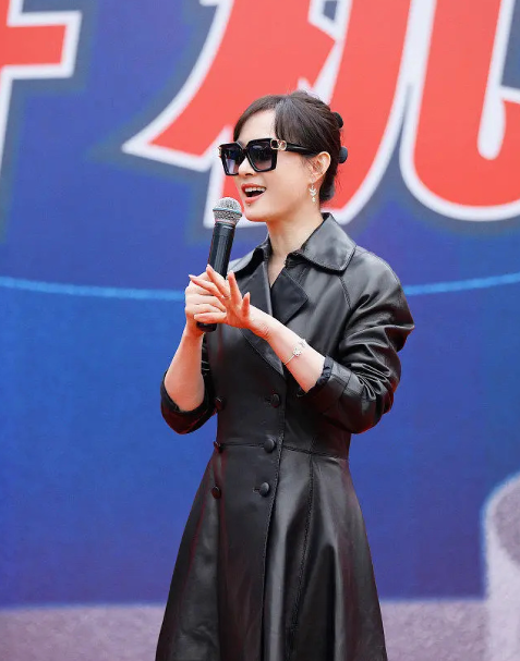 上海这一天，被“穿黑丝”的孙俪惊艳，凶相变福相，甩打针脸几条街