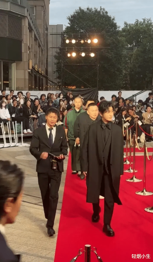 黄晓明亮相日本!穿大号西装踩5cm增高鞋,假发浓密很“柯”学!