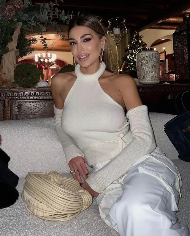 C罗前女友克里斯蒂娜·布奇诺:颜值爆表,身材曲线让人挪不开眼!