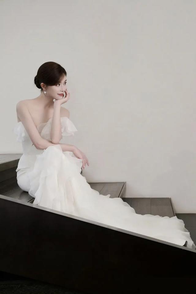 身着白色长裙的文咏珊如出嫁的新娘般漂亮