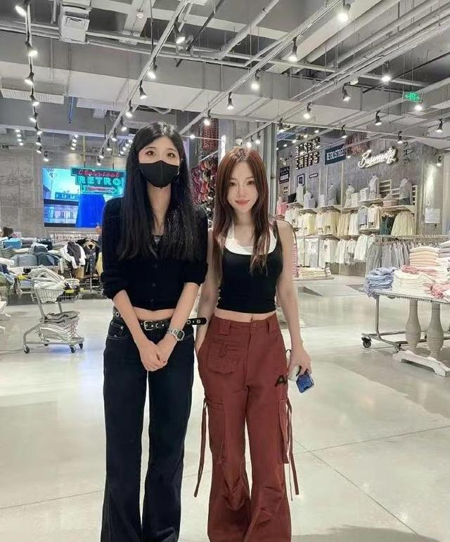 李小璐女儿太成熟,11岁肤白貌美染红发,五官堪称翻版李小璐