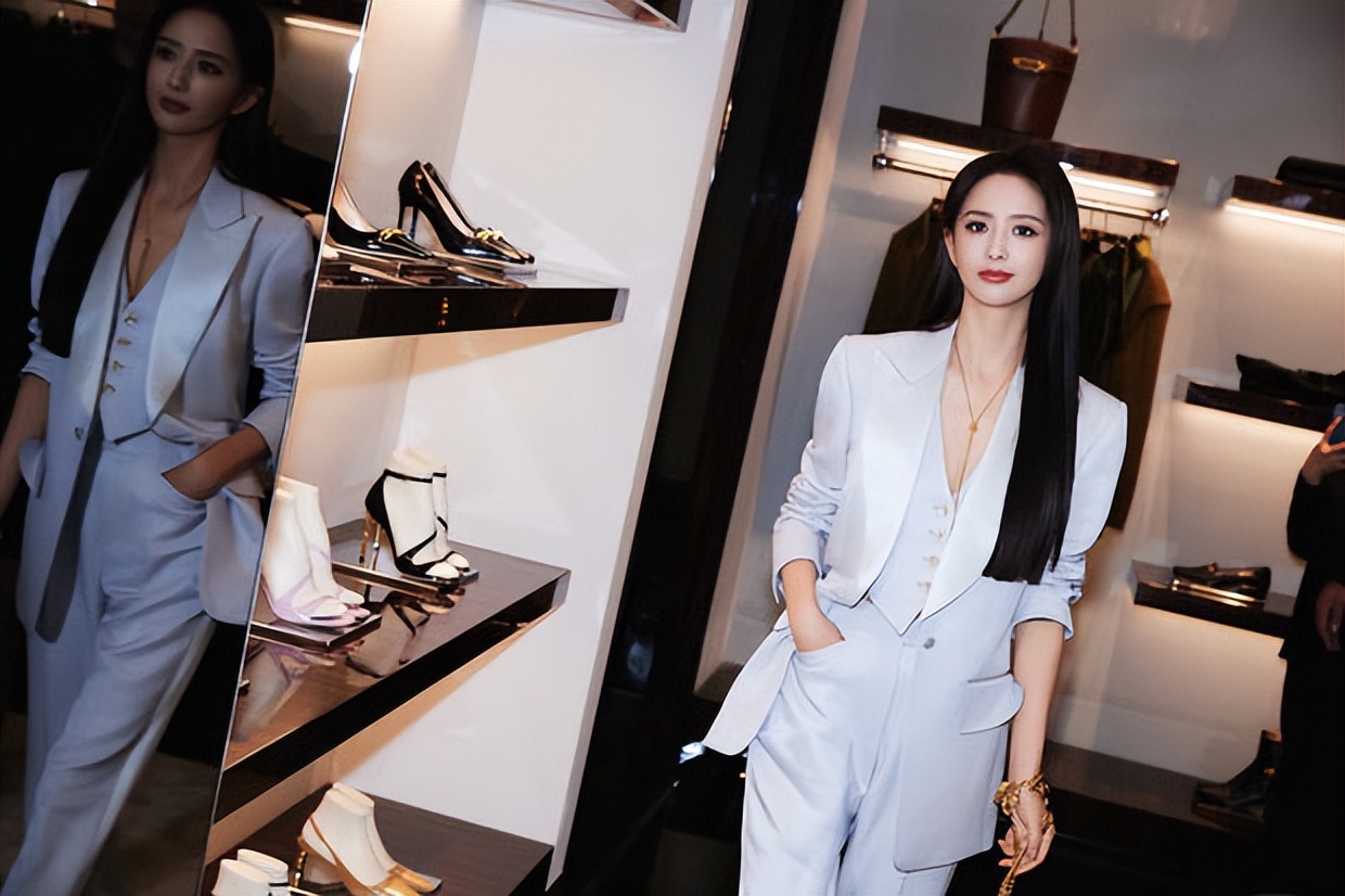 佟丽娅身穿经典白色OL套装 眼戴墨镜女精英既视感