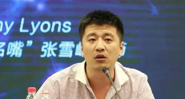 张雪峰公开首度曝光的女儿照片,眉眼神态像爸爸,小眼神里尽是宠溺