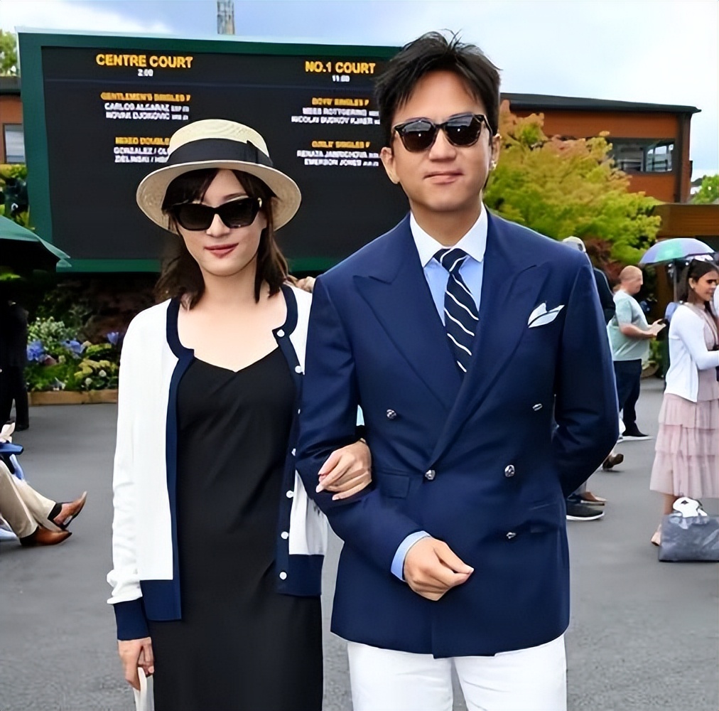 观赛现场：孙俪邓超的拘谨与周杰伦昆凌的松弛——一场“暴发户硬挤贵族”的对比解读