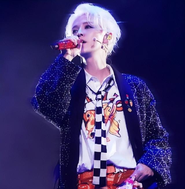 鹿晗道歉风波持续发酵,官媒出手锐评,网友喊话关晓彤赶快分手