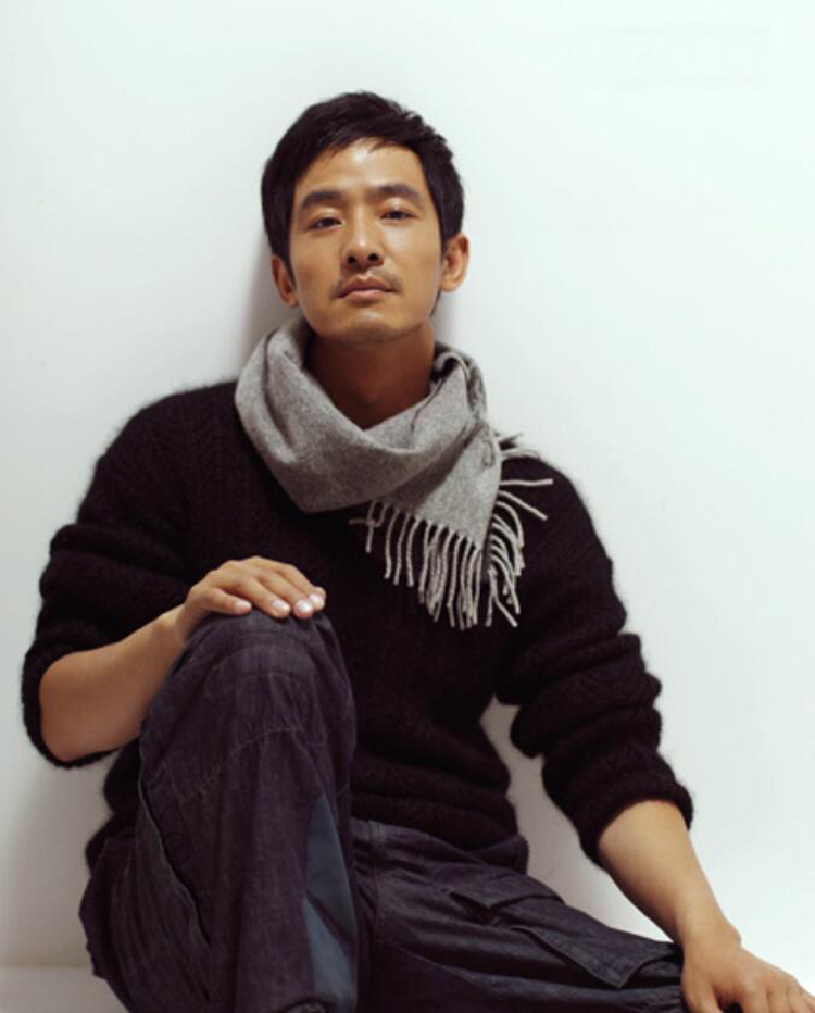 《小巷人家》4个“半老徐爹”，年轻时都是美男，颜值不输范丞丞