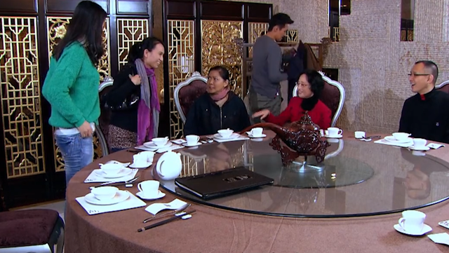 临近婚期未婚夫突然悔婚,父亲上台说出原因后,女孩崩溃大哭