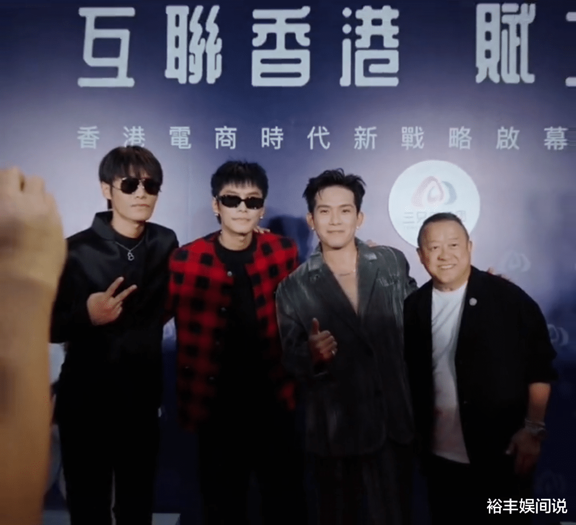 曾志伟遭大量网友嘲讽！主动给网红嘴哥倒酒，还摁着不让他站立