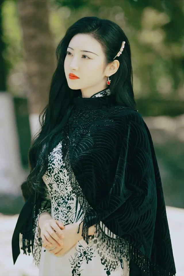 “天生富贵相”的4位女星,五官凑在一起,越看越美,谁娶谁赚