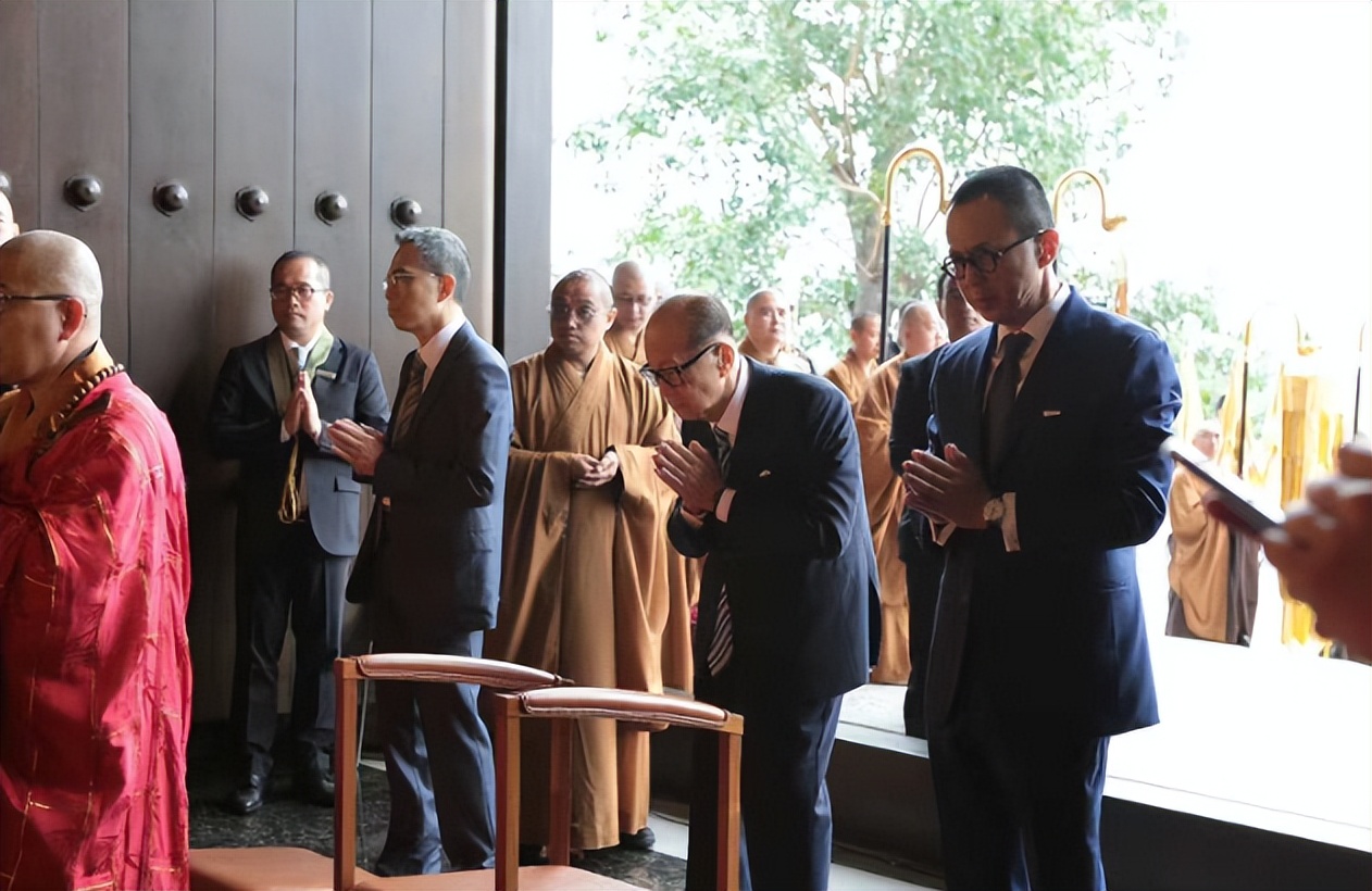 97岁李嘉诚携全家礼佛,坐轮椅仍亲自下跪,梁洛施未现身