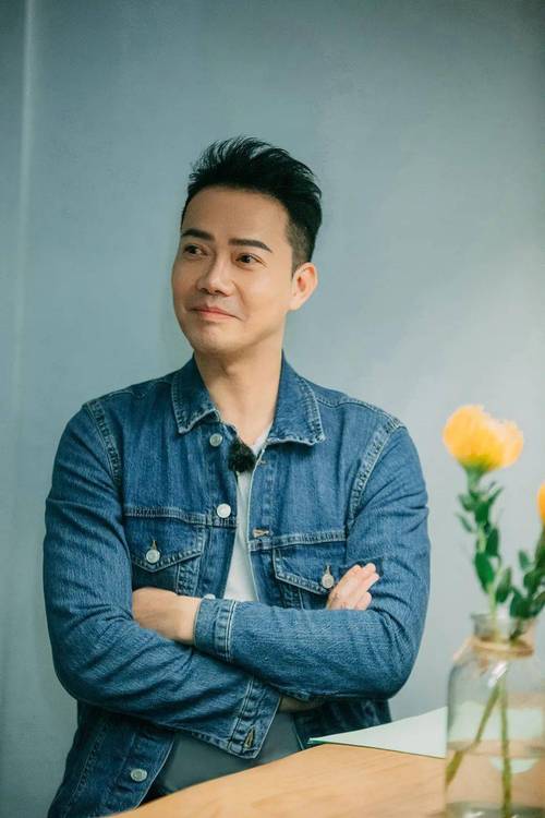 谢天华一家四口合照罕曝光!老婆优雅迷人,5岁女儿受宠儿子调皮