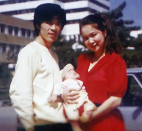 原来他就是蔡明儿子!隐瞒37年不暴露,究竟是何方神圣