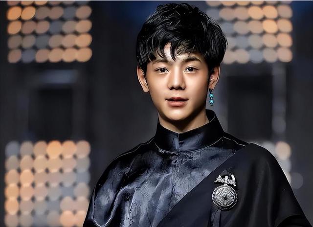 爆红4年，再看丁真如今简直判若两人，当初他不进娱乐圈是正确的