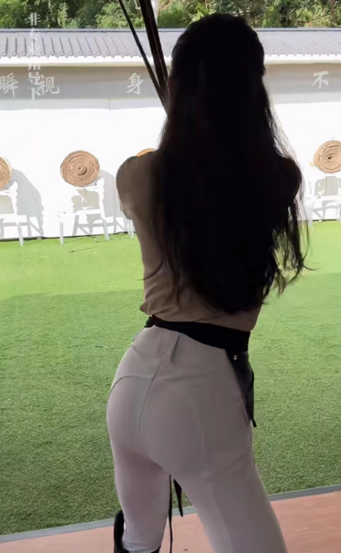 好扎心!森林北再晒射箭视频,大秀好身材,被嘲: 故意撅屁股干啥