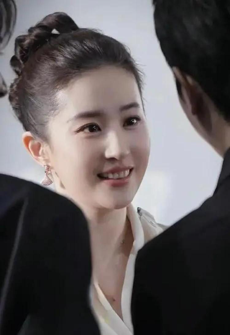 脑门都不敢露就别尬吹美人了,扛得住“大光明”发型,才是真神颜