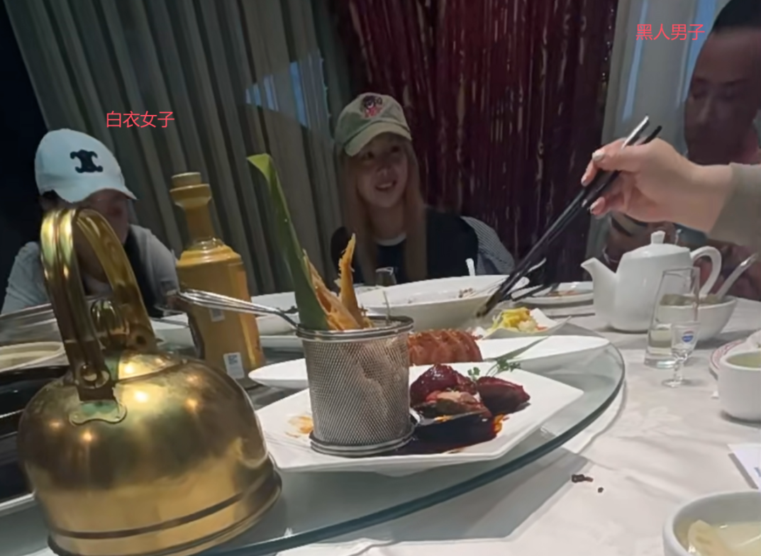 33岁郑爽新照片曝光，一头金发胖太多，和白人男友相处细节太卑微