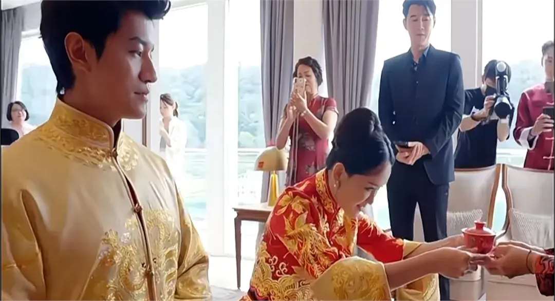陈乔恩婚礼敬茶环节曝光，男方父母大气送礼，乔恩拜别父母落泪