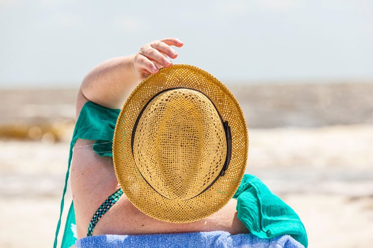 63岁老太太天天公园晒背，半年后去检查，身体指标有啥变化？