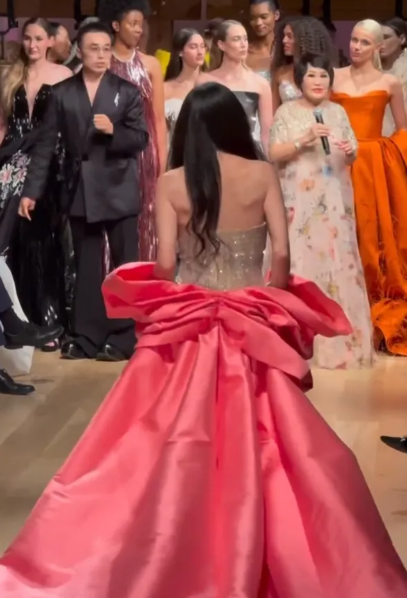 何超盈在纽约时装周大放异彩,背后的努力你无法想象!