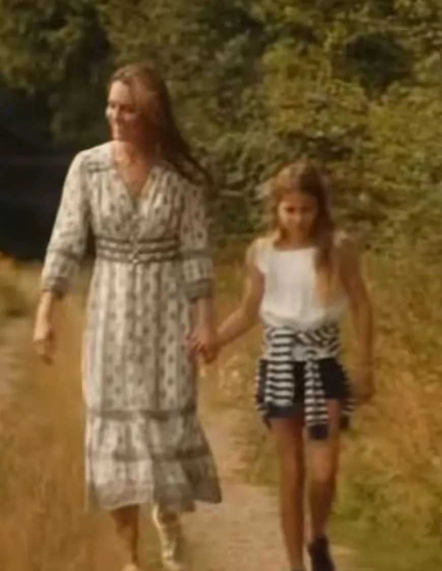 9岁的夏洛特公主猛长个！身材比例超越凯特王妃，动图腕线过档